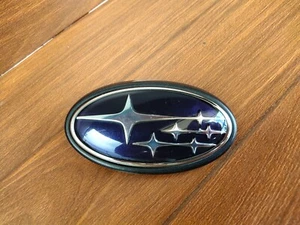 SUBARU LEGACY BE5D BE5E BE9D GRILLE EMBLEM BADGE OEM GENUINE P/N 93013AE270 - Foto 1 di 9