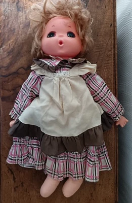 Vintage: Jolie poupée 45 cm tête vinyle / corps tissu HONG KONG  C98 - Photo 1/4