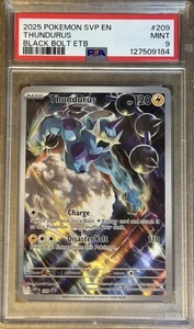 2025 POKÉMON SVP EN THUNDURUS BULLONE NERO ETB #209 PSA 9 - Foto 1 di 5
