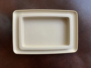 BASE DE MANTEQUILLA TUPPERWARE BUDDY BRONCEADO BEIGE CONTIENE 1 LB DOS PALITOS QUESO CREMA - Imagen 1 de 2