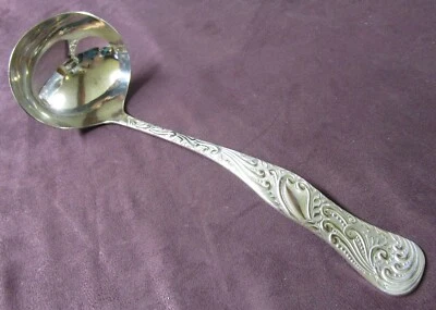 Cucharón de sopa TRIUMPH también conocido como OPAL 1890 adornado victoriano plateado sin monogramas Foto 1 de 4