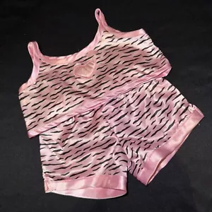 Build a Bear Workshop BABW Juego de pijama satinado a rayas de tigre rosa con apliques de corazón - Imagen 1 de 6
