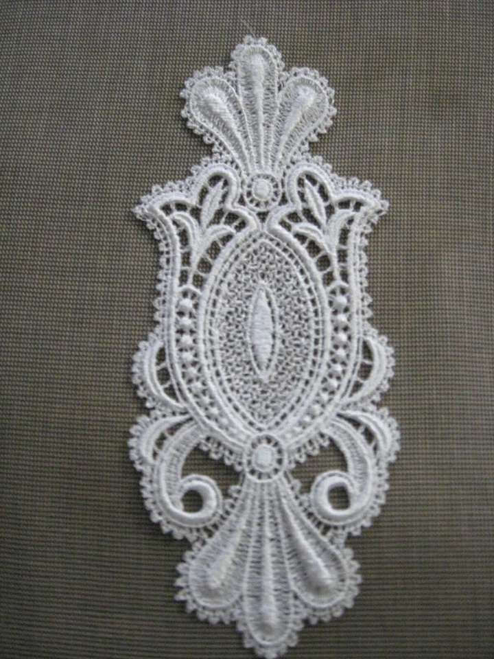 20 PCS WHITE VICTORIAN MEDALLION RAYON VENISE APPLIQUE - Image 1 of 1