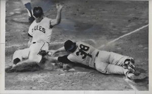 Foto originale AP 1965 Jackie Brandt Orioles Doc Edwards NY Yankees filo stampa - Foto 1 di 2