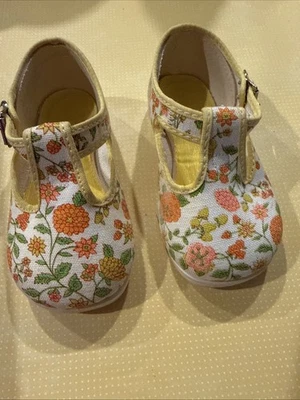 Lindos zapatos con correa en T para bebé con flores talla 3 Foto 1 de 4
