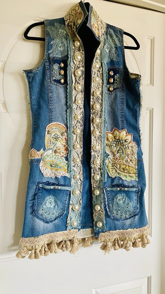Chaleco vaquero de mezclilla reciclado Y2K boho chic borlas perlas deslumbradas y encaje     Foto 1 de 4