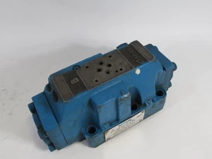 Vickers DG5S82CMWB20S324 Directional Control Valve Base Unit USED - Picture 1 of 3