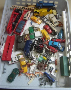 Lotto modellini auto e figurine 1:87 per modellismo ferroviario "Usato (446) - Foto 1 di 3