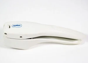 Prensa de ajo Zyliss blanca con plástico rojo de 7 1/4" con rejilla de acero inoxidable - Imagen 1 de 4