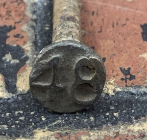 Antike Eisenbahn RR Schwellenstange Datum nummeriert Nägel Stacheln Brücke - Bild 1 von 9