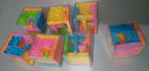 GIOCATTOLI - CUBI LABIRINTO CON PALLINA - 4 X 4 - 7 PEZZI - Foto 1 di 8