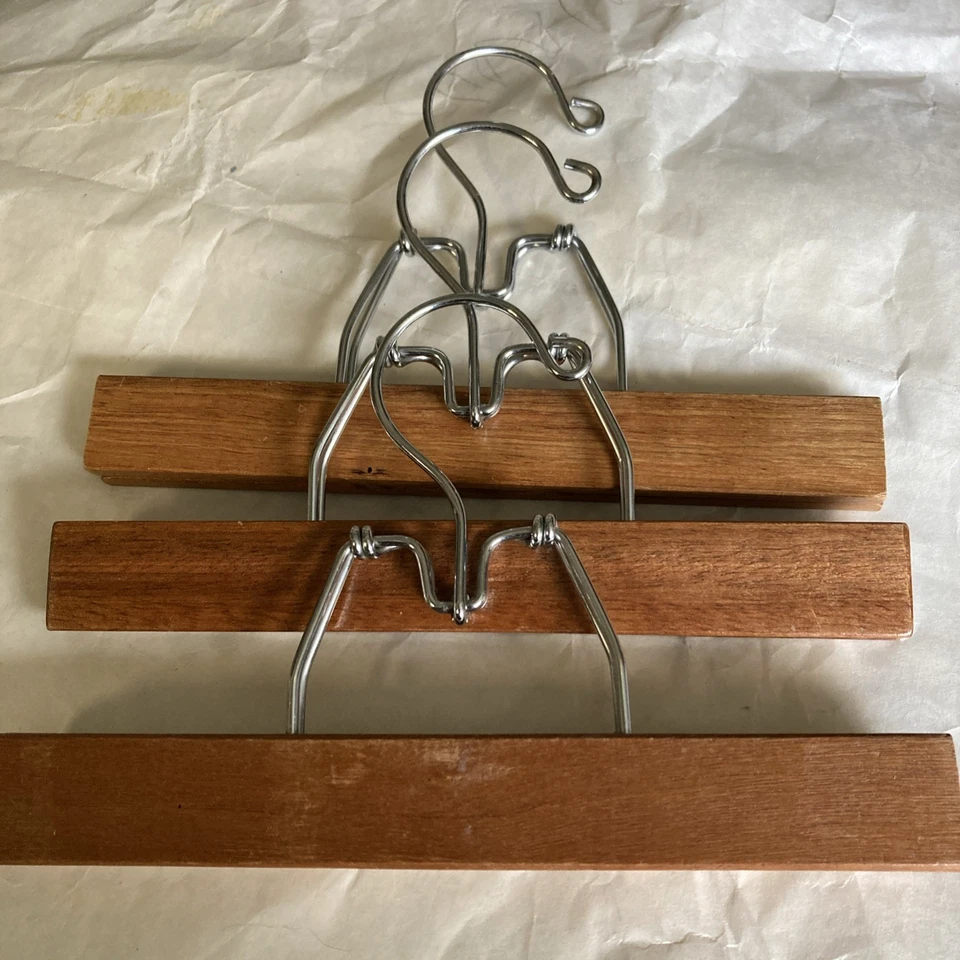 Lote de tres perchas de madera para pantalones Foto 1 de 1