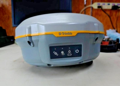 Trimble R8s GNSS + Panasonic FZ-X1 Sky Controller Kit + Akkus Ladehalterung - Bild 1 von 4