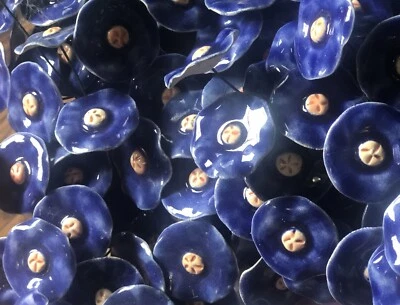 Cinco flores de cerámica azul oscuro de tallo largo de 15" con pistilos naranjas-de Polonia Foto 1 de 4