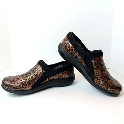 Argelia Duette Floreciente Negro y Dorado Cómodo Resistente al Deslizamiento Ligero Talla 37 EE. UU. 7 Foto 1 de 4