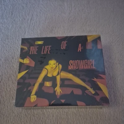 The Life of a Showgirl: It’s Frightening Edition – Anhänger [Deluxe CD] - Bild 1 von 3