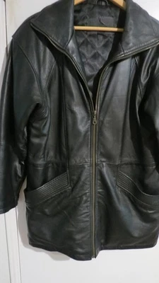 LADIES LEATHER JACKET SMALL ZIPPER FRONT WORN QUILTED LINNING - Image 1 of 4