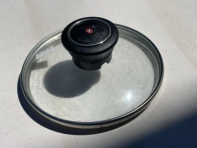 Tapa de vidrio Chantal de 5 pulgadas con ventilación de vapor - perilla negra y borde de metal - Hecho en EE. UU. Foto 1 de 3