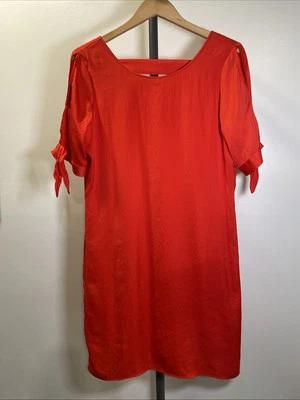 Vestido Renuar Med Sedoso Naranja Rojo Corte Ajustado Midi Manga Corta Corbatas Fluidas Foto 1 de 4