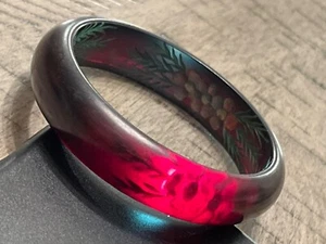 60er Jahre dunkle Kirsche Bakelit Rückseite geschnitzt Emaille Beere Wein Armreif 083022hB@ - Bild 1 von 6