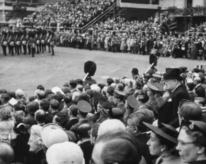 Sir Winston Churchill At Parade 8x10 reimpresión de foto antigua - Imagen 1 de 1