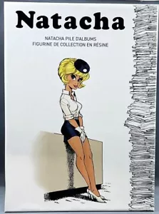 Natacha Hôtesse de l'Air "Pile d'Albums" - Statuette Résine 22cm - Collectoys - Bild 1 von 5