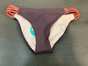 corte completo NUEVO traje de baño morado con tiras L ESPACIO parte inferior de bikini talla mediana - Imagen 1 de 2