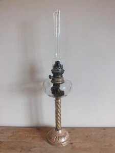 Alte Petroleumlampe mit gedrehter Säule aus Messing und geschliffener Kristallschale - Bild 1 von 8