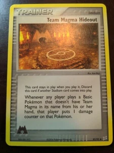 Team Magma Hideout 83/95 EX Team Magma vs. Tarjeta coleccionable Team Aqua Pokémon casi nueva - Imagen 1 de 2