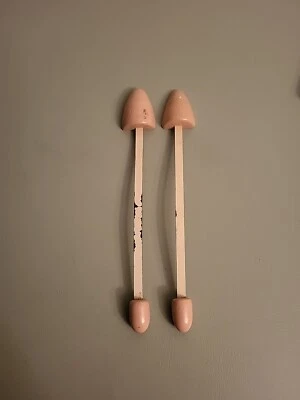 Par de camillas de árbol de zapatos vintage de madera rosa y metal Foto 1 de 4