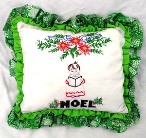 Cuscino natalizio vintage Noel Caroler ricamato a mano 10" x 12" con volant - Foto 1 di 5
