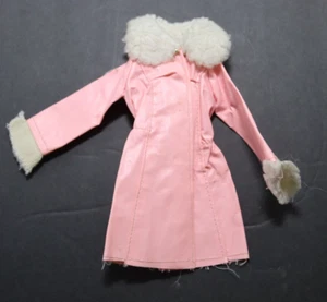 Abrigo de Vinilo Rosa Barbie Mattel Borde de Lana Corderos Mediados de Siglo Estilo Mod - Imagen 1 de 3