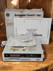 Vintage 1990s GE Under Cabinet Spacemaker AM/FM Clock Radio Cassette Player NEW - Bild 1 von 17
