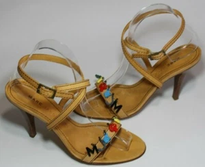 Marc Jacobs 6,5 M hellbraune hautfarbene Ledersandalen 3,5" Absatz Knöchelriemen bunte Anhänger - Bild 1 von 9