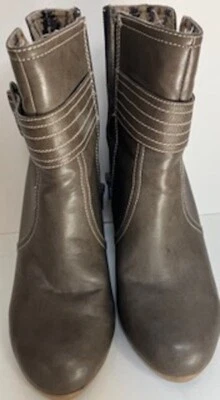 Botines American Eagle color topo. Talla 7 1/2 Foto 1 de 4