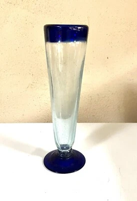 Jarrón de vidrio Pilsner de 9,5 pulgadas soplado a mano con borde azul cobalto mexicano Foto 1 de 4
