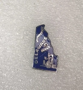 Prendedor de solapa de recuerdo de viaje de Delaware forma de mapa de ciudades principales colores negro y dorado - Imagen 1 de 7