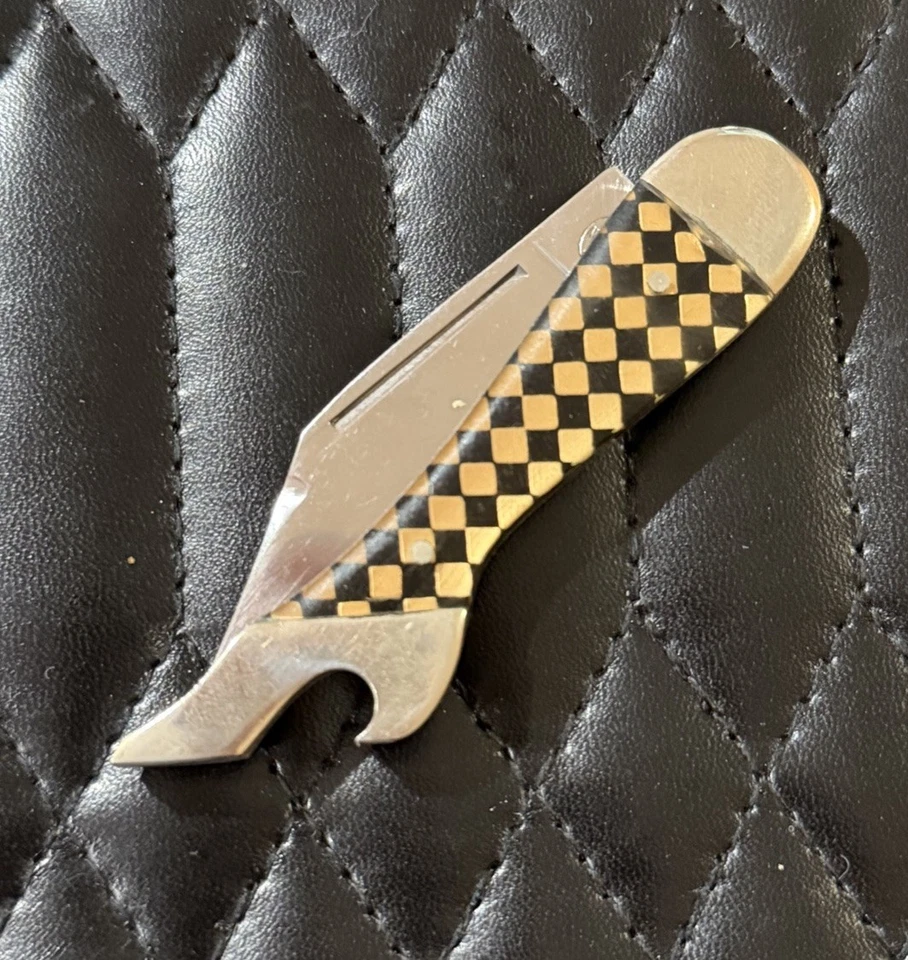 Cuchillo de Bota Remington UMC con Hoja Plegable y Abridor de Botellas Negro Dorado a Cuadros Foto 1 de 4