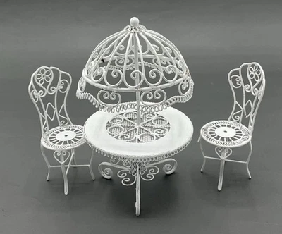 Mesa y dos sillas de metal blanco para casa de muñecas (GRA/17) Foto 1 de 4