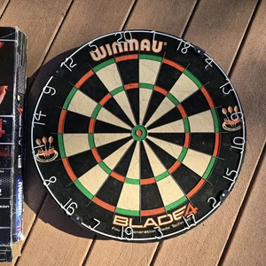 WINMAU BLADE 4 DUAL CORE Dartboard - Excellent Condition - Picture 1 of 8