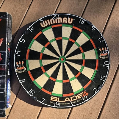 WINMAU BLADE 4 DUAL CORE Dartboard - Excellent Condition - Image 1 of 4
