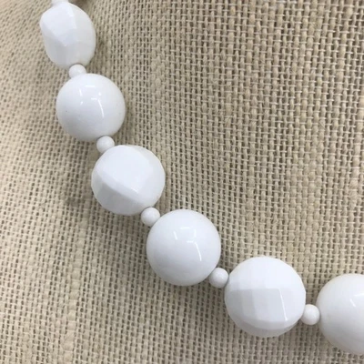 Collar de cuentas redondas lisas/texturas blancas vintage firmado por Monet años 80 CLÁSICO Foto 1 de 4