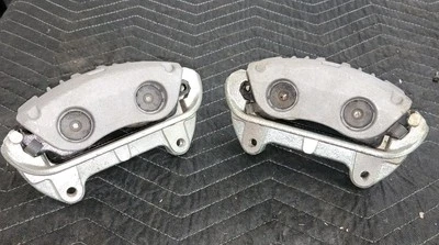 1994-2004 FORD MUSTANG COBRA DUAL PISTON FRONT BRAKE CALIPERS WITH PADS - BARE Foto 1 de 4
