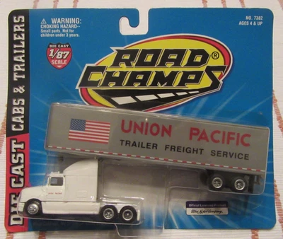 Road Champs 1997 - 1/87 Scale FORD AEROMAX 120 W/ UNION PACIFIC TRAILER - Image 1 of 3