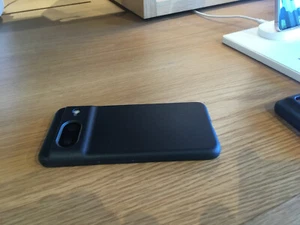 Schwarze Silikon Gummi Hülle für Google Pixel 8 - Bild 1 von 3