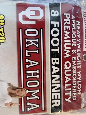 NCAA OKLAHOMA SOONERS 8' X 2' BANNER 8 PIES LETRERO DE FÚTBOL AMERICANO UNIVERSIDAD Foto 1 de 2