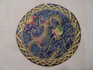 Vintage chinesischer goldener Wolkendrache Medaillon rund handbestickt Seide Viskose 11 Zoll - Bild 1 von 8