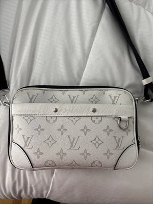 Bolso mensajero Louis Vuitton Alpha Taigarama Foto 1 de 4