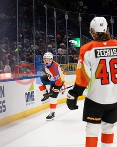 Foto Matvei Michkov Goal Celebration Philadelphia Flyers 8x10 NHL Hockey - Foto 1 di 1