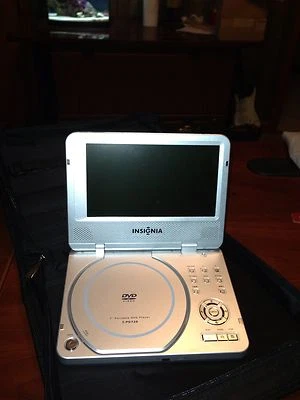 Reproductor de DVD portátil Insignia I-PD720 (7") Foto 1 de 4